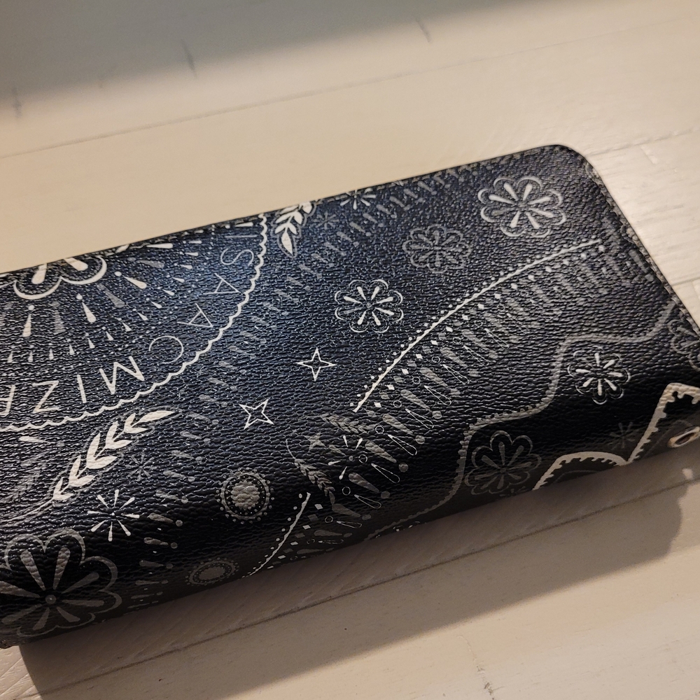 Isaac Mizrahi Black and White Patterned Wallet Wristlet - Picture 2 of 12